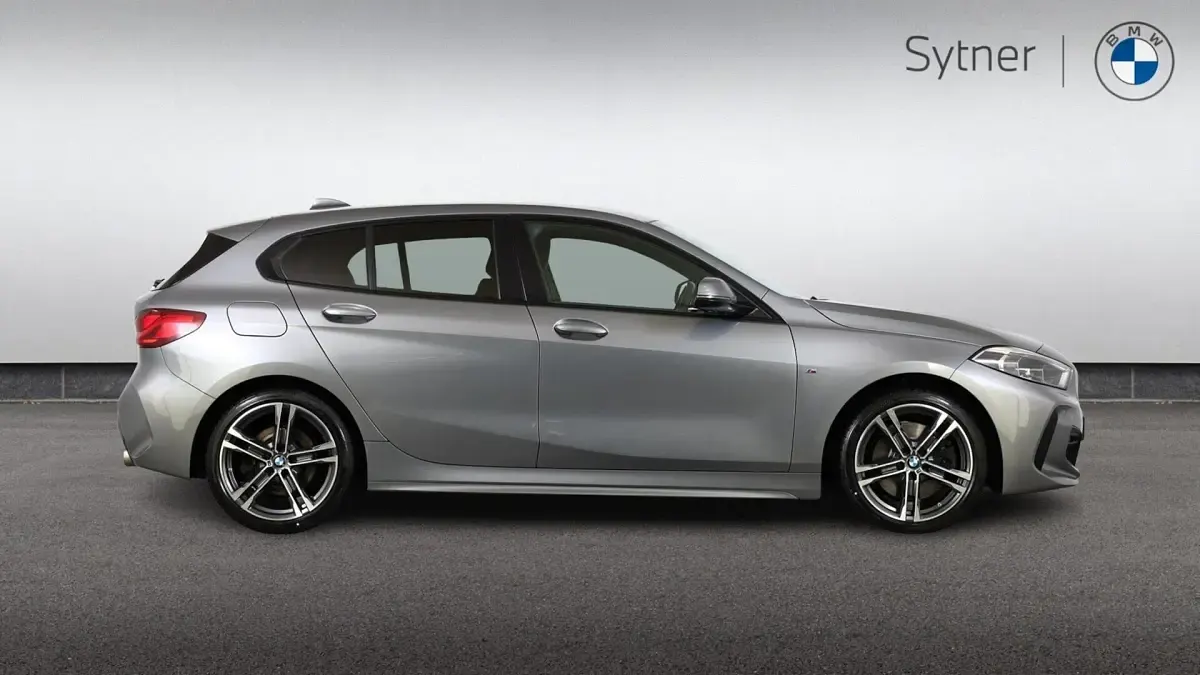 Usado BMW 120 M Sport 187 CV (137 kW) 2023 Gris Utilitario