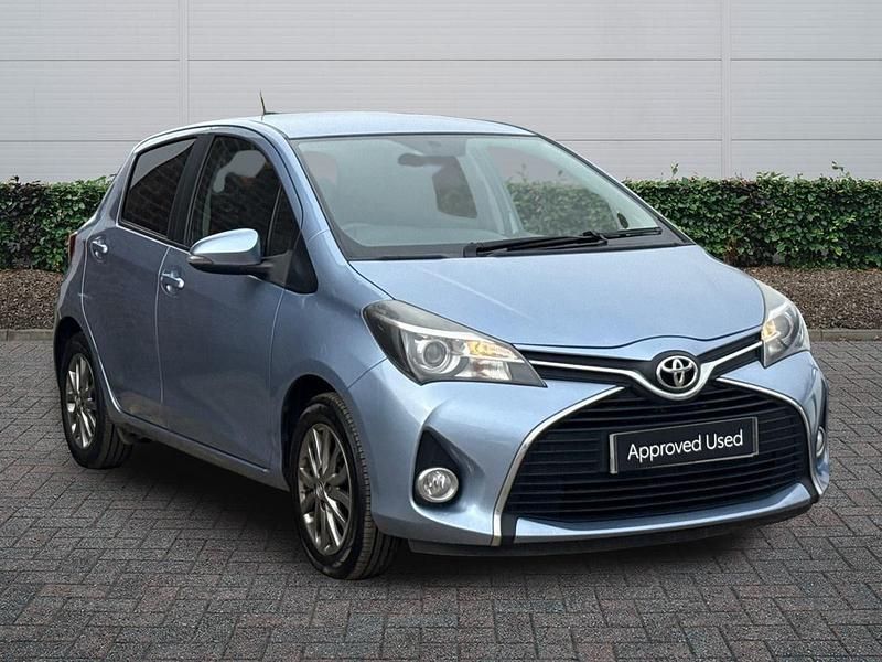 Used Toyota Yaris 99 HP (72 kW) 2016 Blue Hatchback