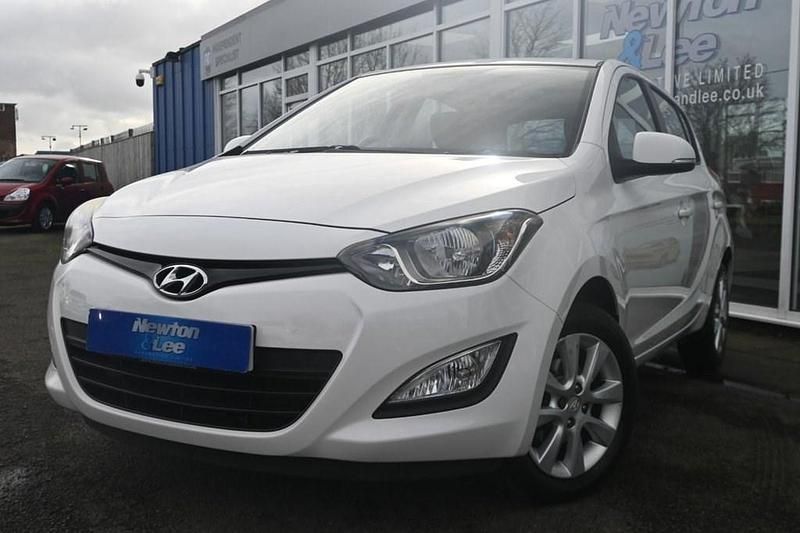 Used Hyundai i20 Active 85 HP (62 kW) 2014 White Hatchback