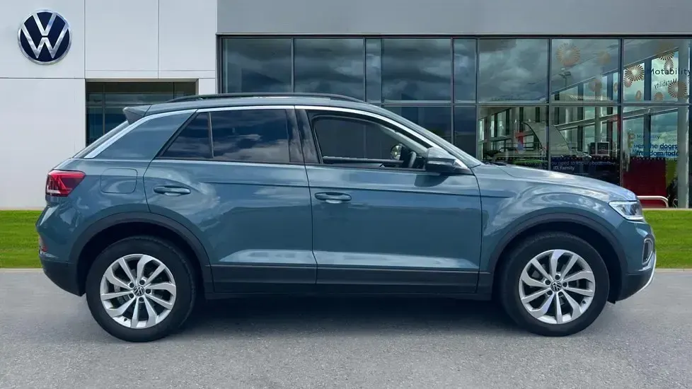 Used VW T-Roc Match 150 HP (110 kW) 2024 Petrol blue metallic SUV