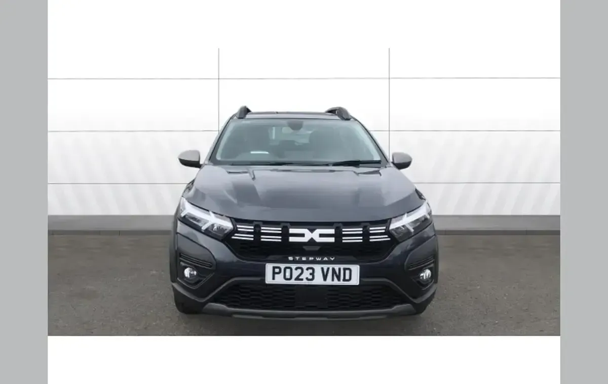 Usado Dacia Sandero Journey 91 CV (66 kW) 2022 Gris Utilitario