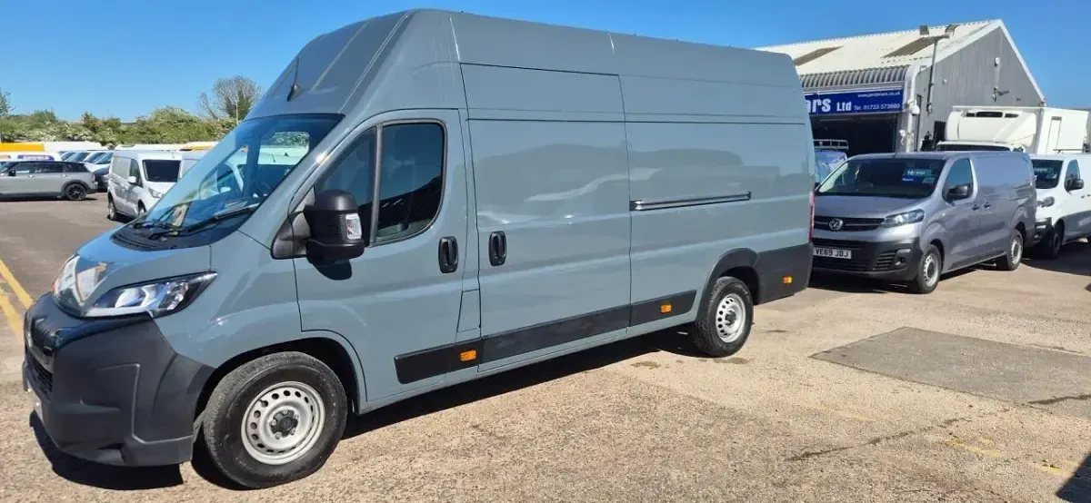 Begagnad Peugeot Boxer 2025 Grå Van