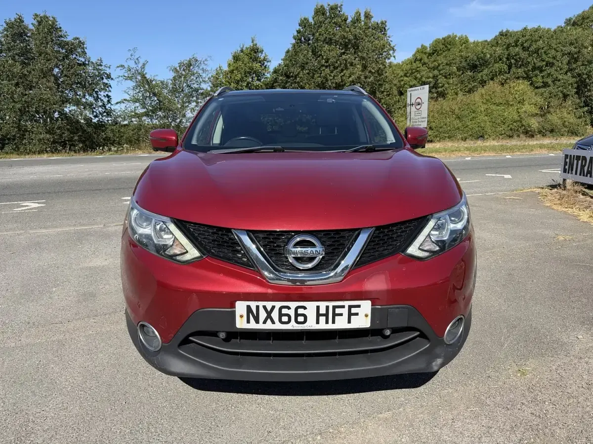 Used Nissan Qashqai N-Connecta 110 HP (80 kW) 2016 Red SUV