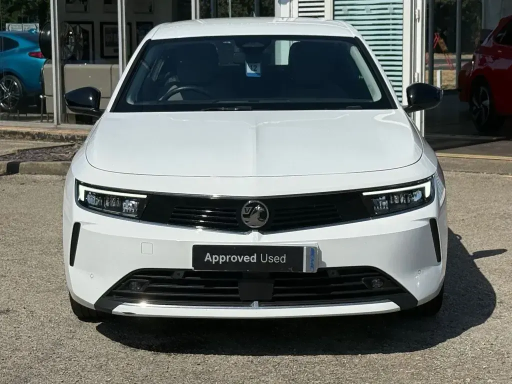 Used Vauxhall Astra Design Edition 130 HP (95 kW) 2023 White Hatchback