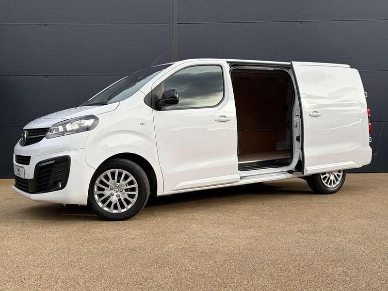 Second-hand Vauxhall Vivaro S 100 CP (73 kW) 2024 Alb Monovolum