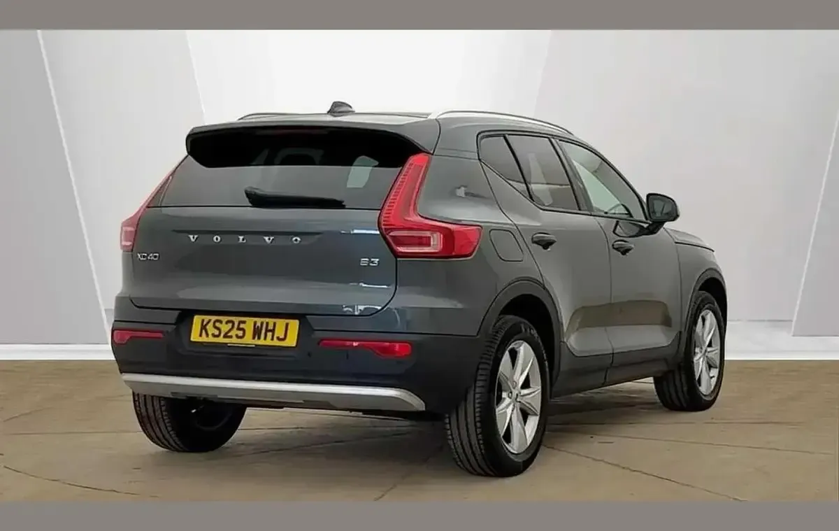 Used Volvo XC40 Core 163 HP (119 kW) 2025 Green SUV