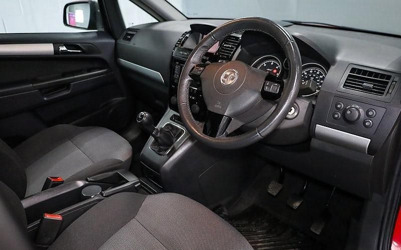 Used Vauxhall Zafira Design Edition 110 HP (80 kW) 2013 Red MPV