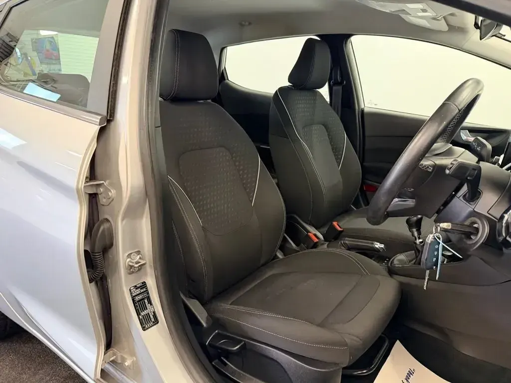 Used Ford Fiesta Zetec 100 HP (73 kW) 2018 Grey Hatchback