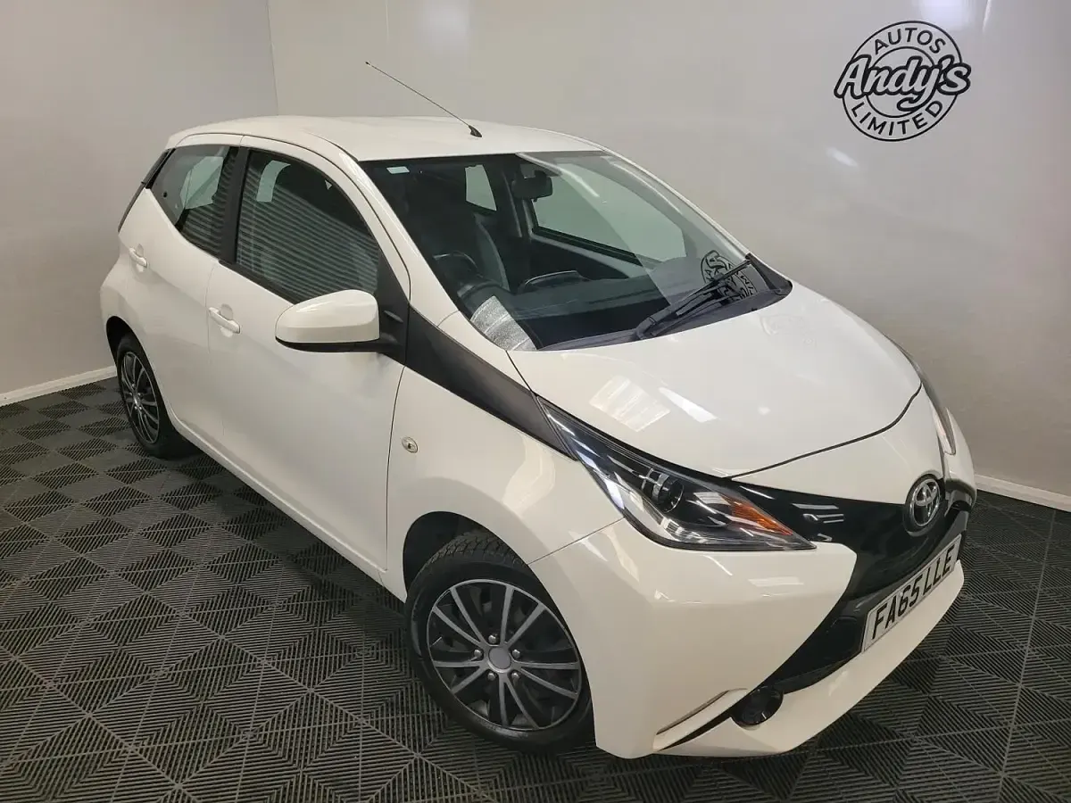 Used Toyota Aygo X-play 69 HP (50 kW) 2016 White Hatchback
