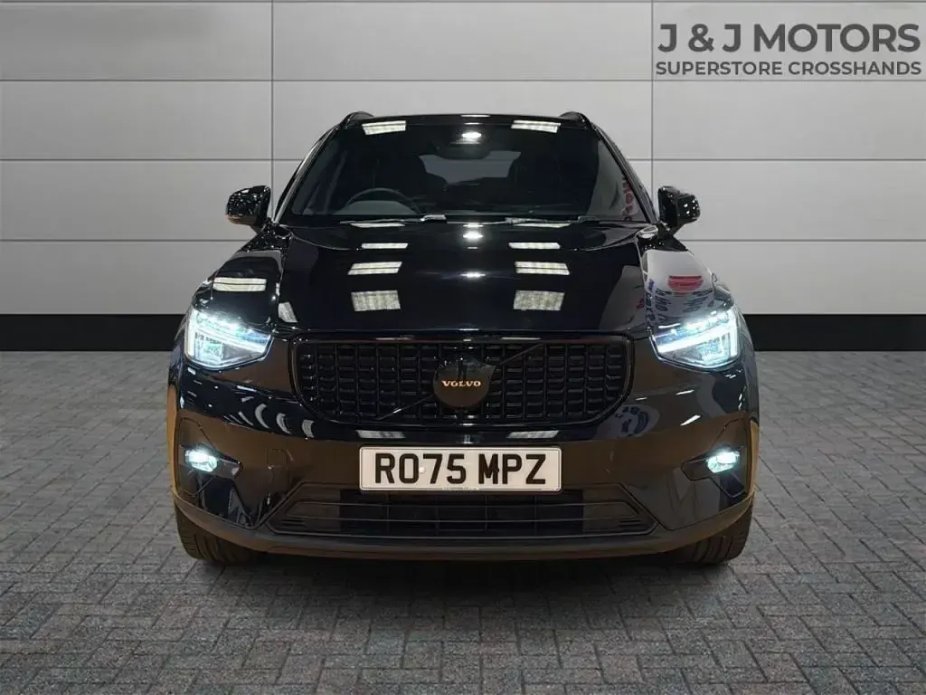 New Volvo XC40 Plus 2025 Black SUV