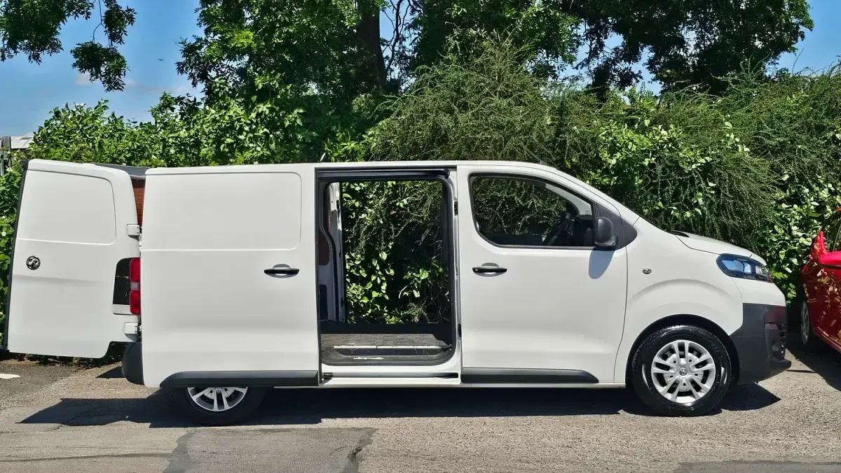 Used Vauxhall Vivaro 100 HP (73 kW) 2019 White MPV