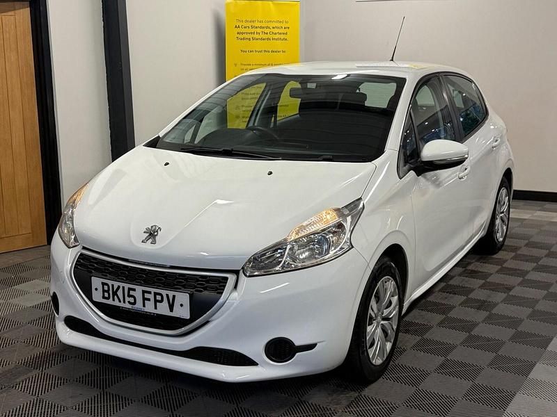 Used Peugeot 208 Access 68 HP (50 kW) 2015 White Hatchback