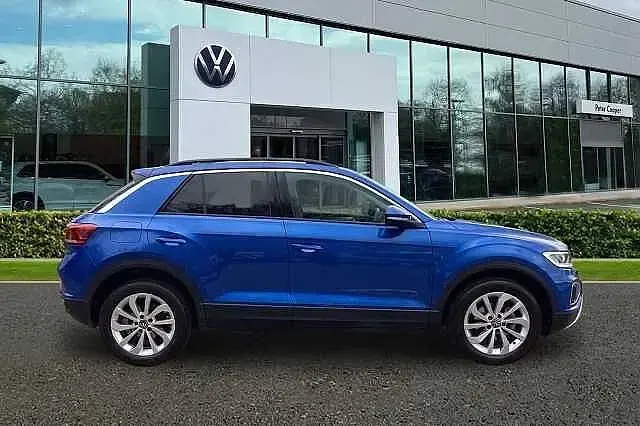 Usado VW T-Roc Life 150 HP (110 kW) 2024 Azul SUV