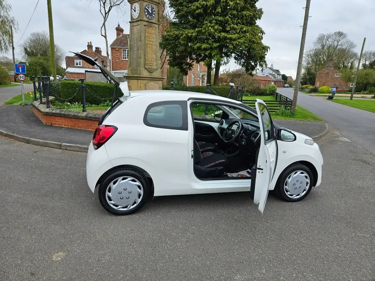 Used Citroën C1 Feel 68 HP (50 kW) 2017 White Hatchback