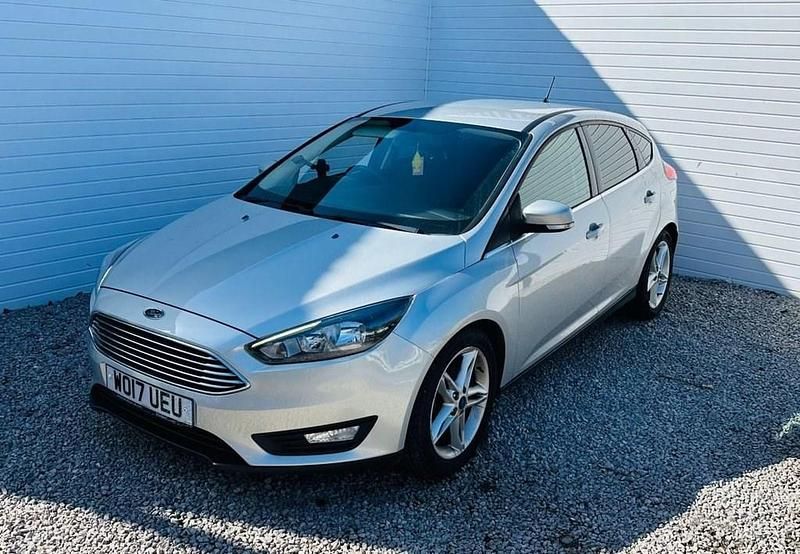 Usado Ford Focus Zetec 125 HP (91 kW) 2017 Prateado Citadino