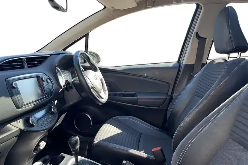 Used Toyota Yaris 100 HP (73 kW) 2015 Avantgarde bronze Hatchback