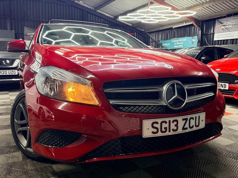 Used Mercedes A180 122 HP (89 kW) 2013 Red Hatchback