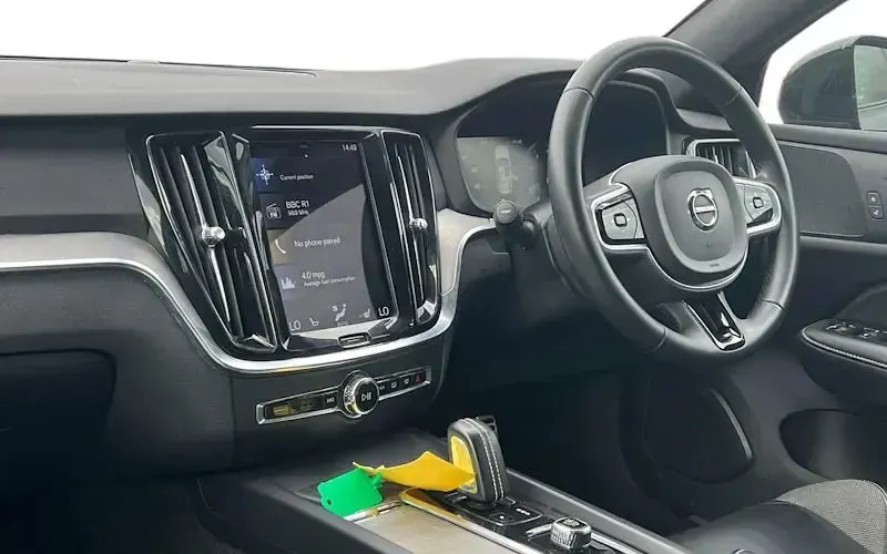 Usado Volvo V60 R-Design 163 HP (119 kW) 2021 Preto Carrinha