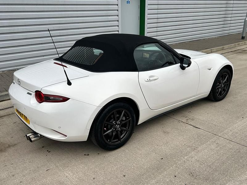 Used Mazda MX5 Inclusive 131 HP (96 kW) 2016 White Cabriolet