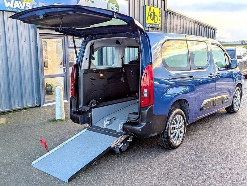 Blue Used 2022 Citroën e-Berlingo Feel MPV | £33,245 - Image 1/4