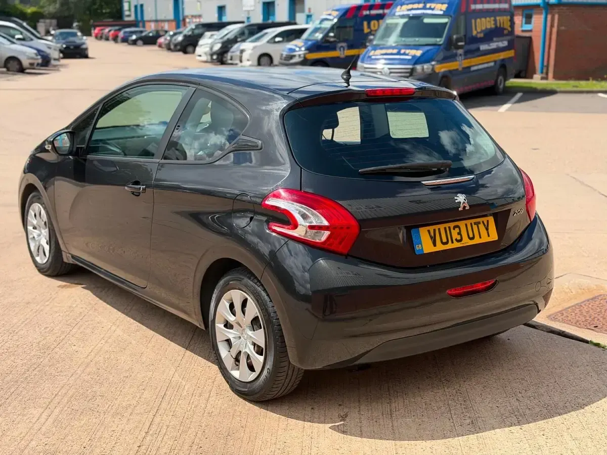 Used Peugeot 208 Access 68 HP (50 kW) 2013 Black Hatchback