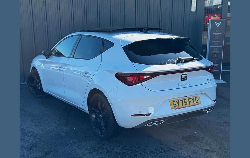 Ny Seat Leon Black Edition 147 HK (108 kW) 2026 Vit Halvkombi