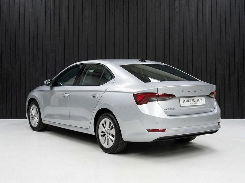 Usado Skoda Octavia SE 110 CV (80 kW) 2021 Plateado Utilitario