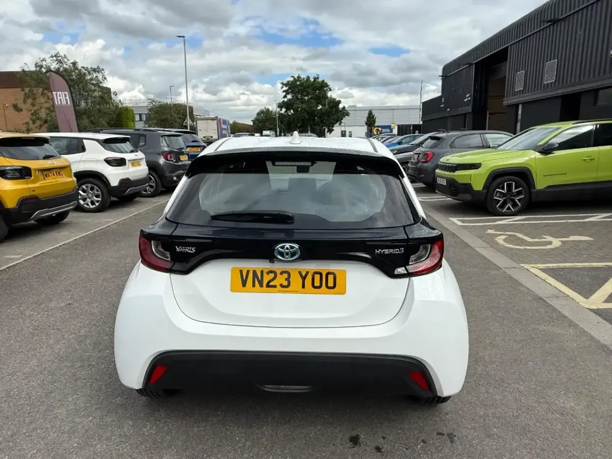 Used Toyota Yaris 114 HP (83 kW) 2023 White Hatchback
