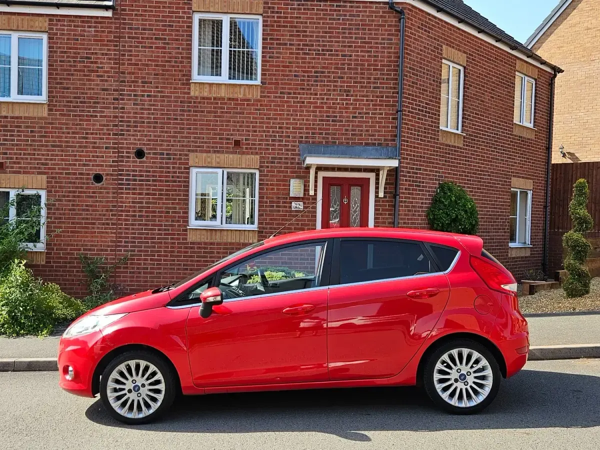 Used Ford Fiesta Titanium 96 HP (70 kW) 2012 Red Hatchback