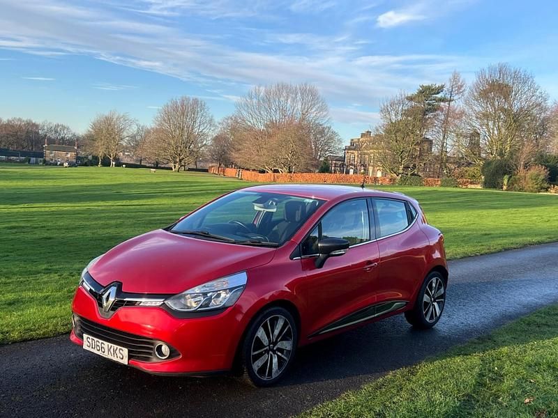Used Renault Clio IV Dynamique 2016 Red Hatchback