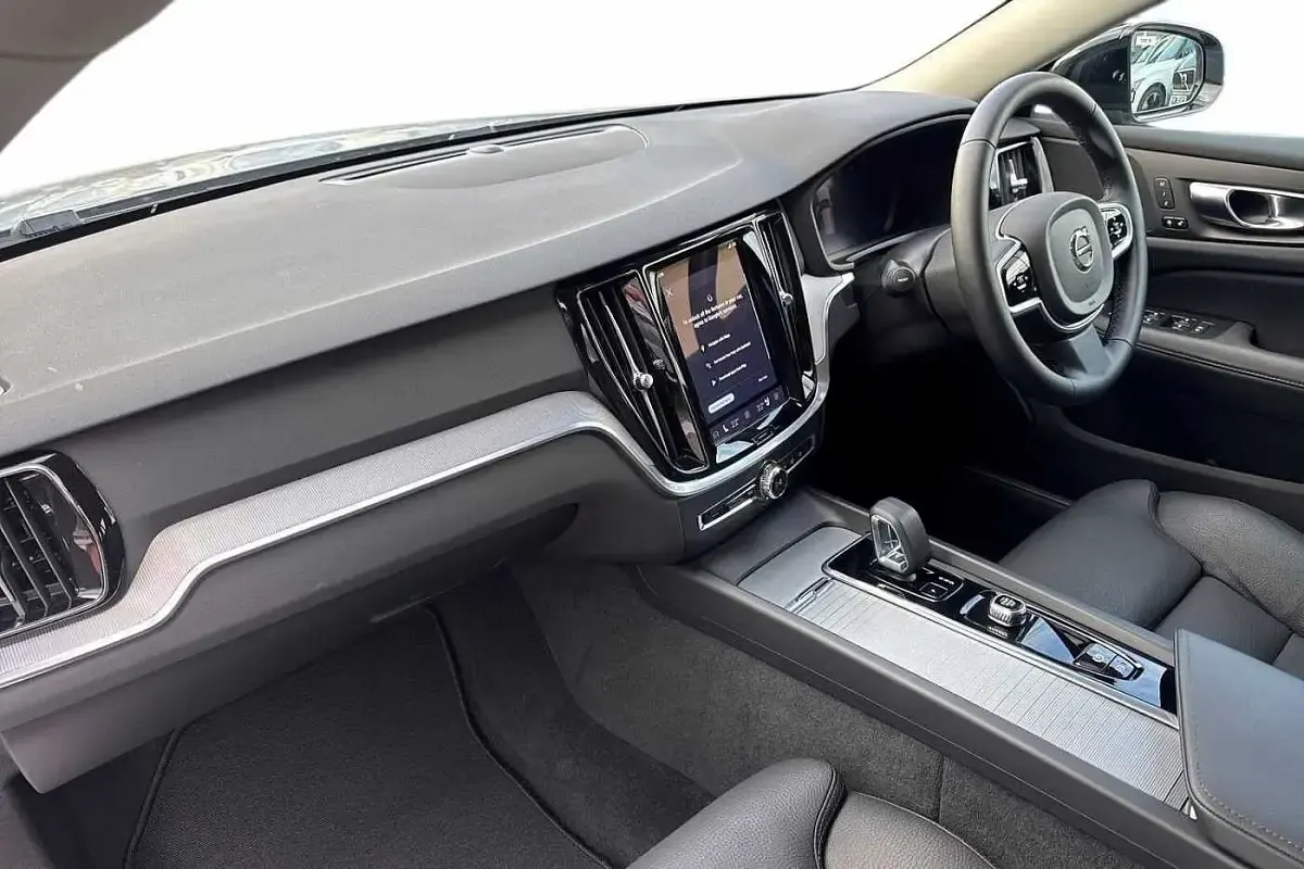 Begagnad Volvo V60 Plus 2025 Grå Kombi
