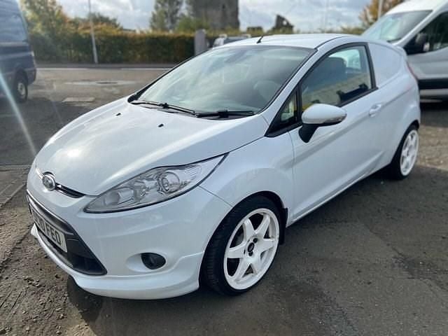 Used Ford Fiesta Sport 90 HP (66 kW) 2010 White Hatchback