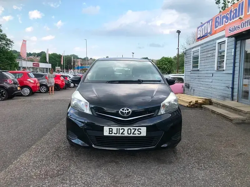 Begagnad Toyota Yaris 99 HK (72 kW) 2012 Svart Halvkombi