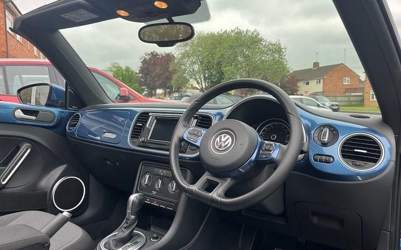 Usado VW Beetle Cabriolet Design 105 HP (77 kW) 2016 Cabrios