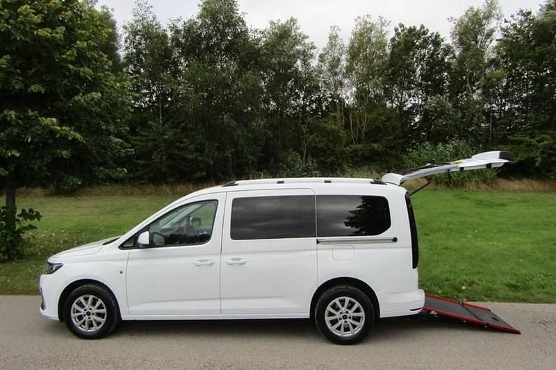 Used 2022 Ford Tourneo Connect Titanium MPV | £19,995 (Fair price) - Image 1/1