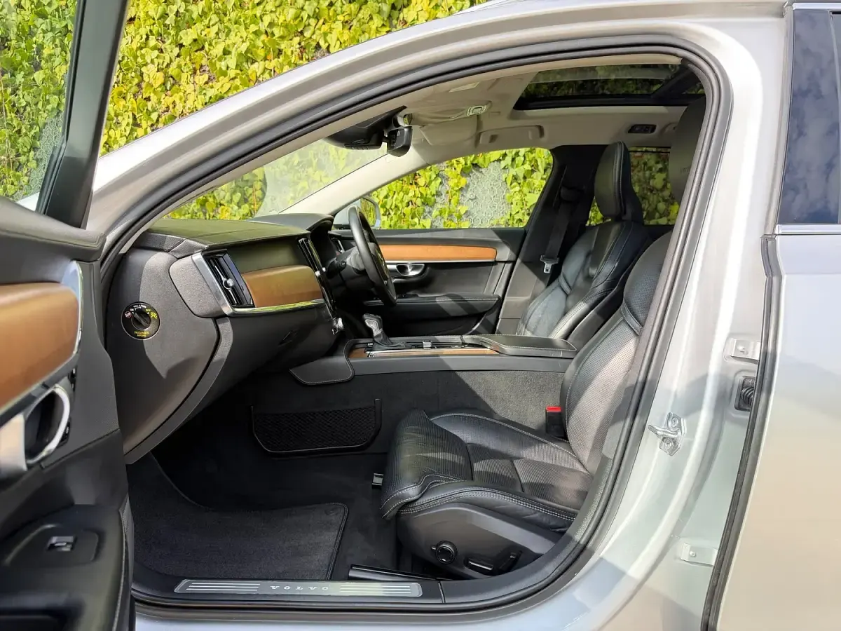 Used Volvo V90 Inscription 250 HP (183 kW) 2019 Silver Estate