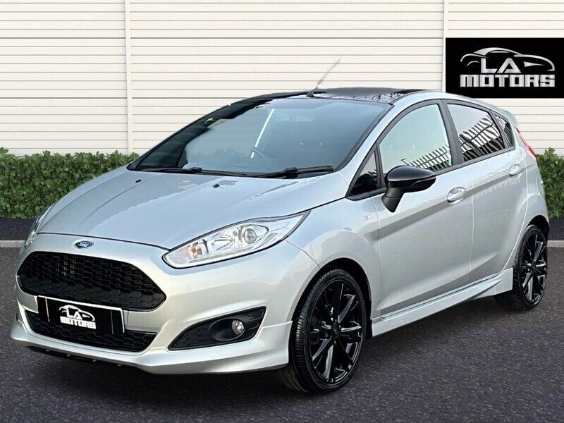 Silver Used 2017 Ford Fiesta Zetec Hatchback | £7,995 (Fair price) - Image 1/4