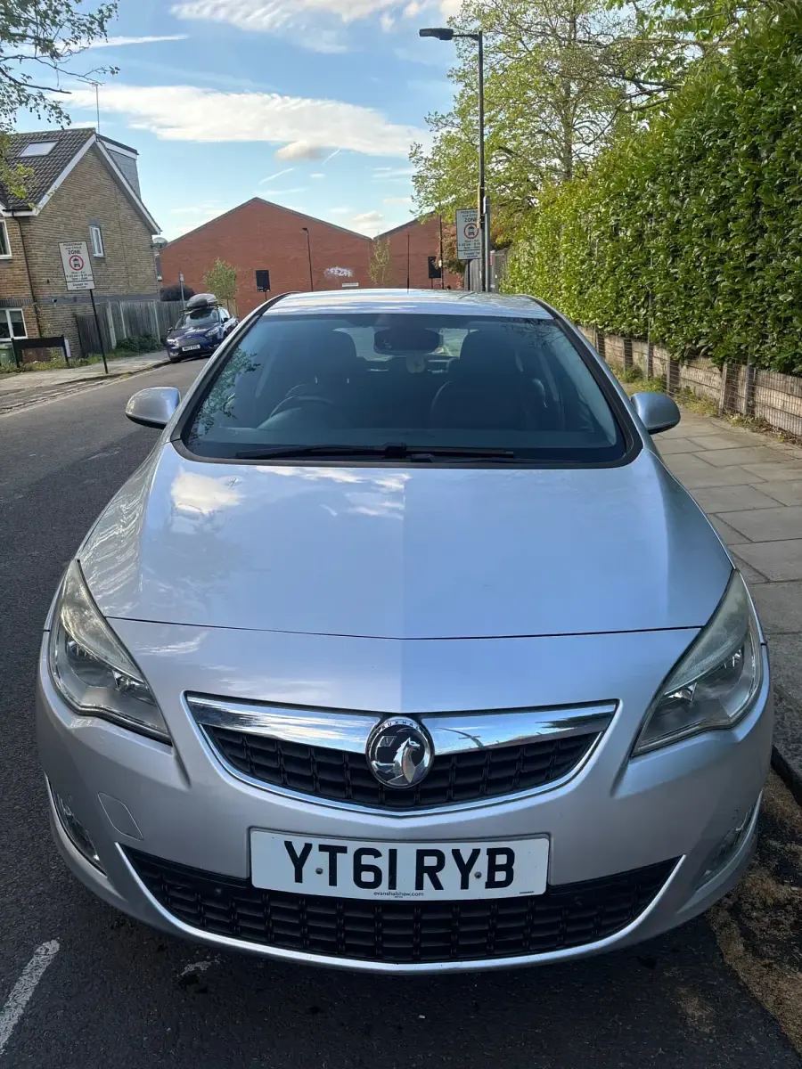 Second-hand Vauxhall Astra Elite 2011 Argintiu Hatchback