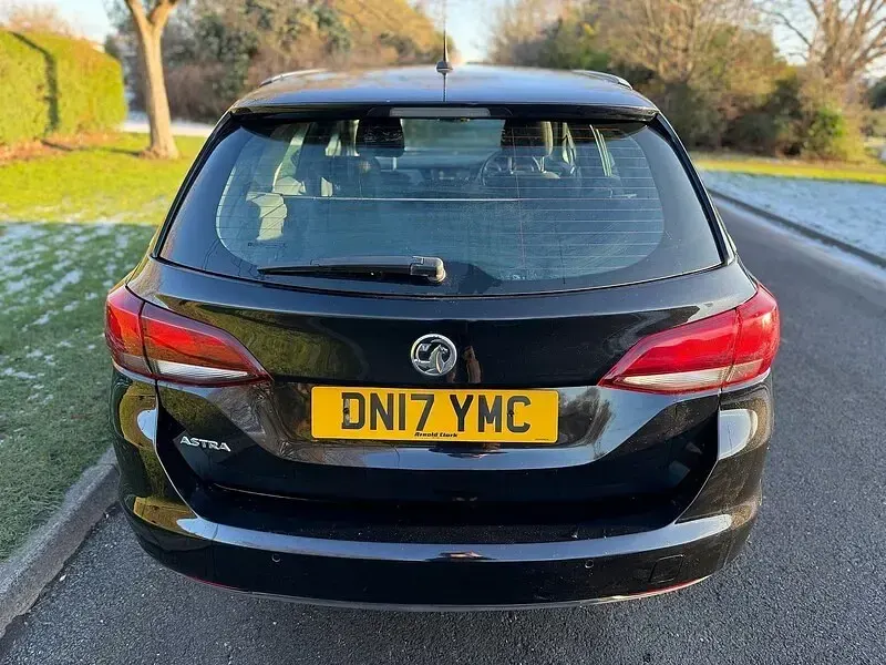 Used Vauxhall Astra Design Edition 98 HP (72 kW) 2017 Black Estate