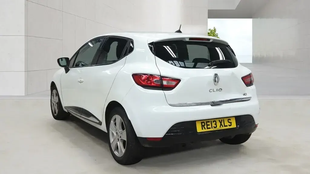 Used Renault Clio Dynamique 90 HP (66 kW) 2013 White Hatchback