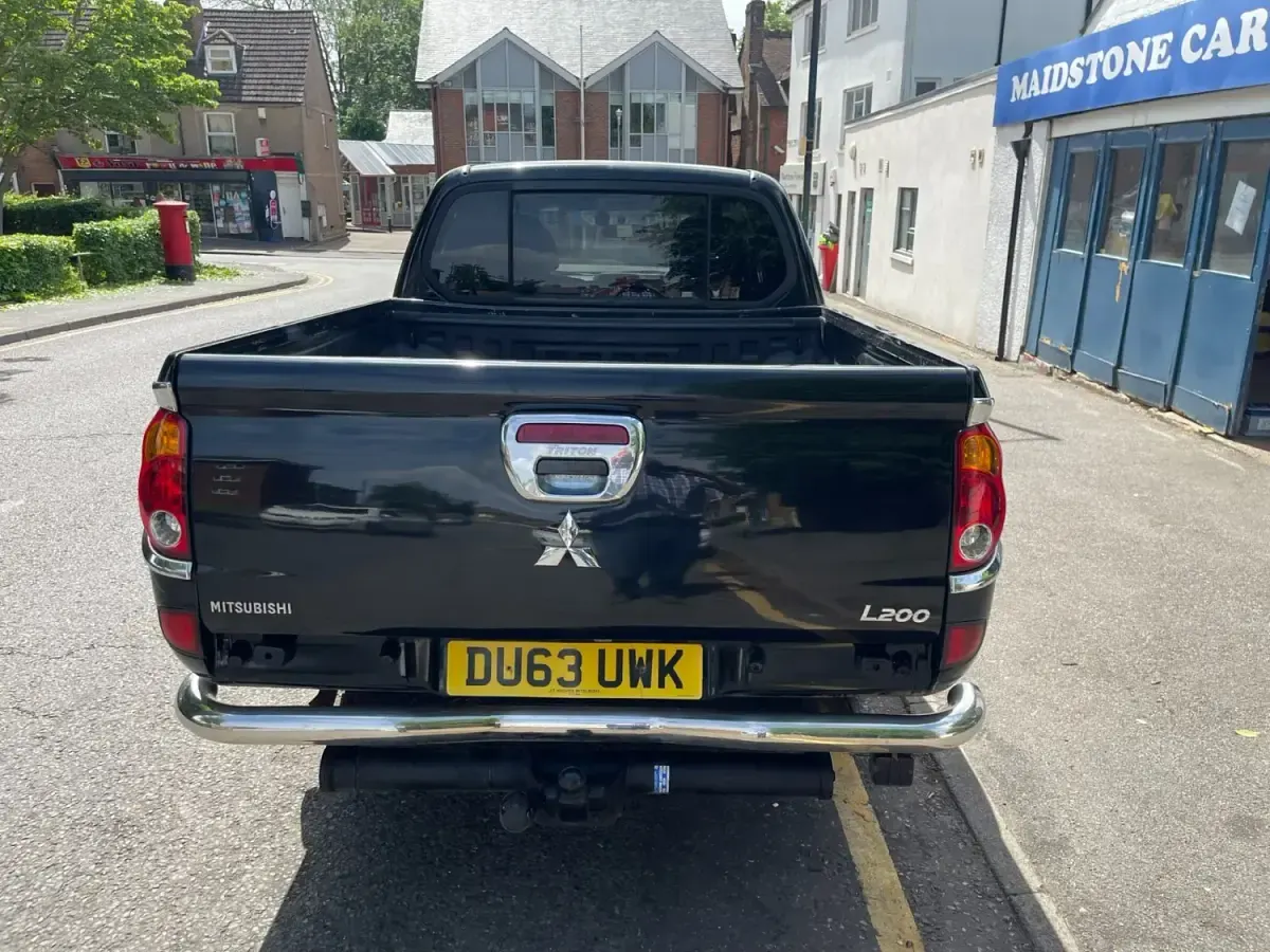 Käytetty Mitsubishi L200 176 HP (129 kW) 2013 Musta Nouto