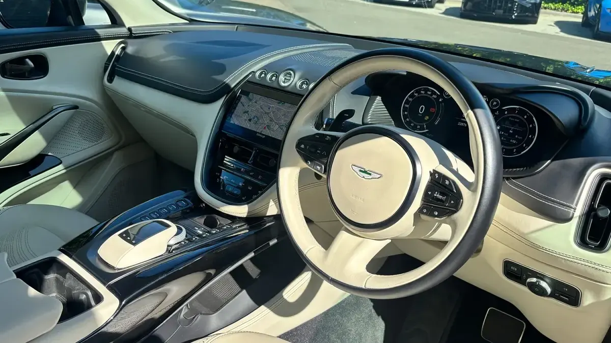 Used Aston Martin DBX 550 HP (404 kW) 2022 Silver SUV