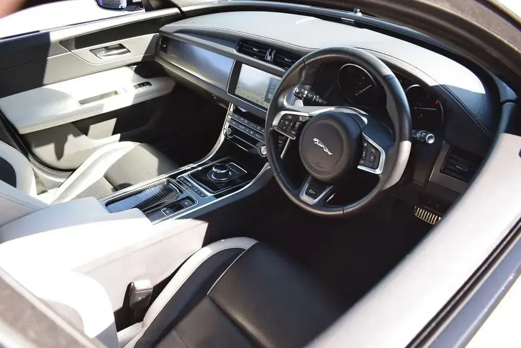 Used Jaguar XF Sportbrake S 300 HP (220 kW) 2019 White Estate