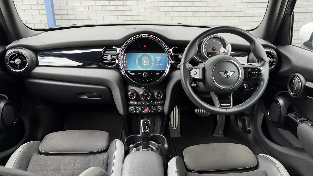 Begagnad Mini Cooper Sport 134 HK (98 kW) 2022 Svart Halvkombi