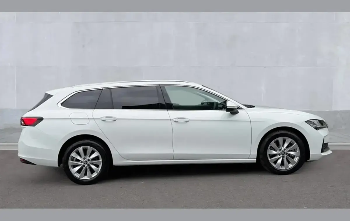 Used Skoda Superb SE Technology 200 HP (147 kW) 2025 White Estate