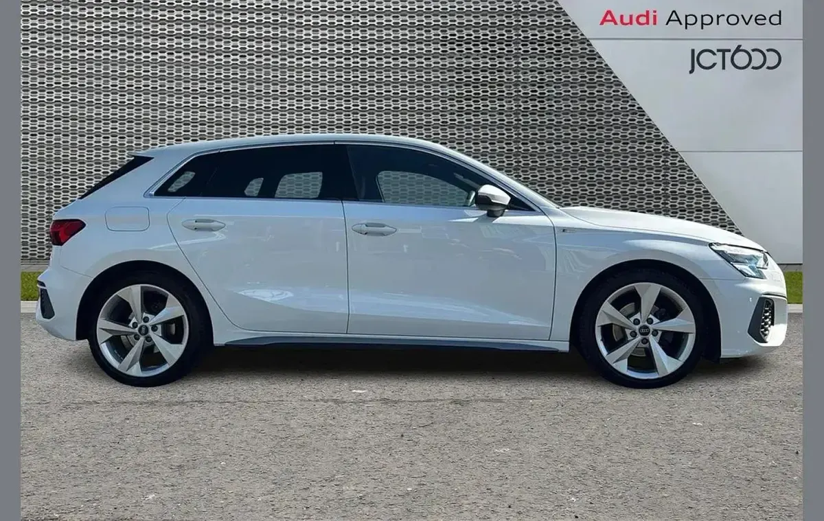 Begagnad Audi A3 S-Line 108 HK (79 kW) 2024 Vit Halvkombi