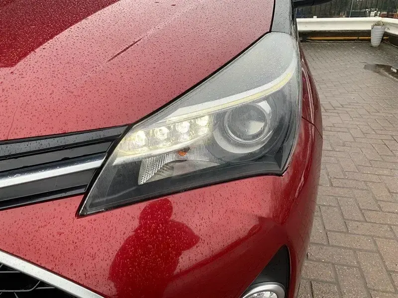 Używany Toyota Yaris Design 99 KM (72 kW) 2017 Czerwony Hatchback
