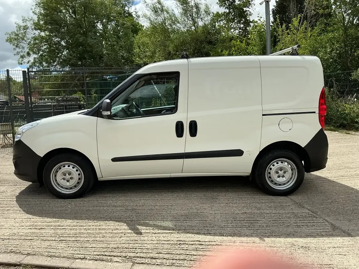 Used Vauxhall Combo 95 HP (69 kW) 2018 White MPV