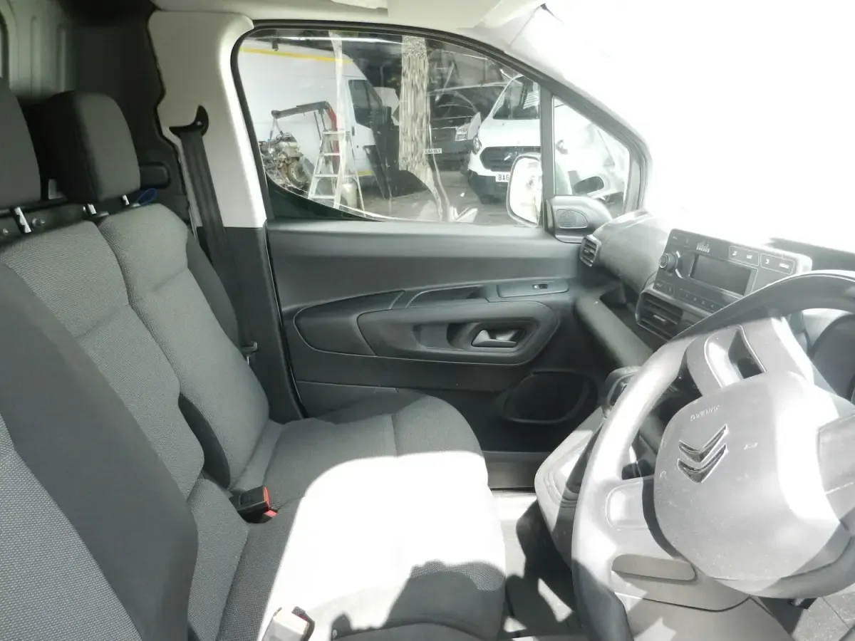 Used Citroën Berlingo Start 75 HP (55 kW) 2021 White MPV