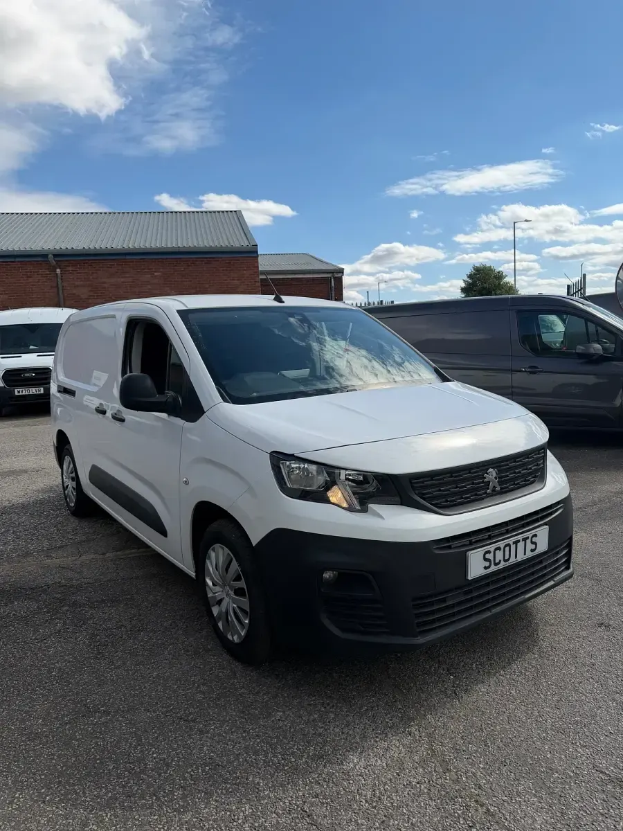 Used Peugeot Partner 131 HP (96 kW) 2021 White MPV